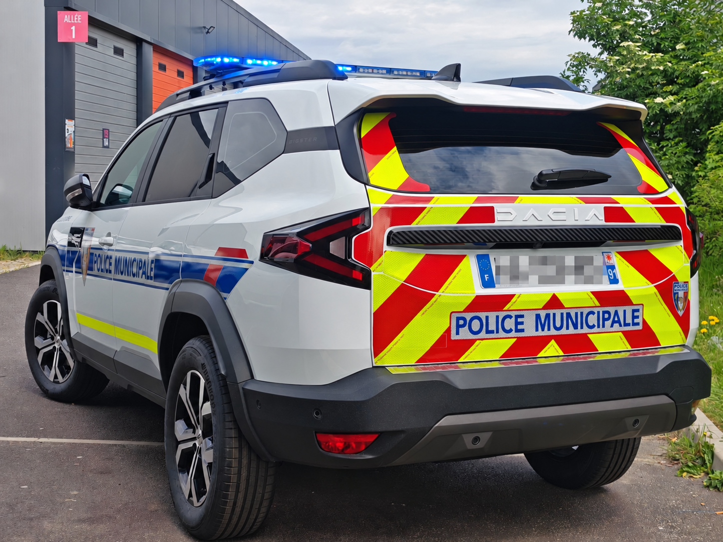 Dacia Bigster aménagé pour la Police Municipale par VASA PRO, vue trois-quarts
