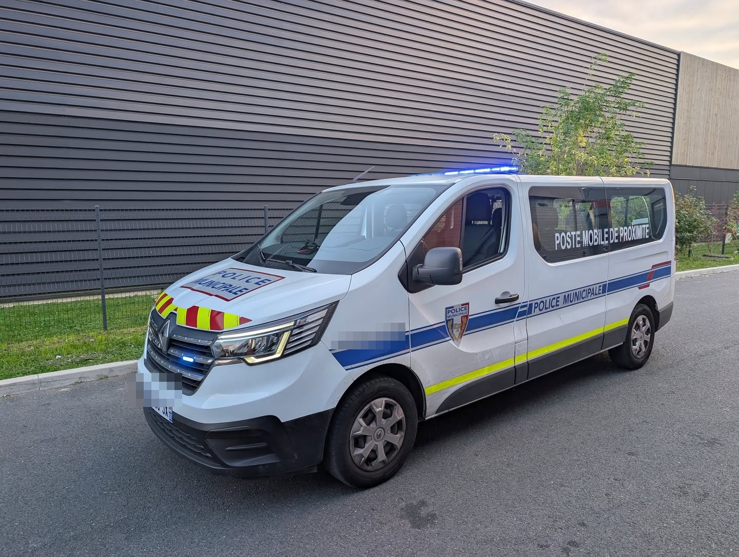 Renault Trafic Poste Mobile de Proximité aménagé par VASA PRO