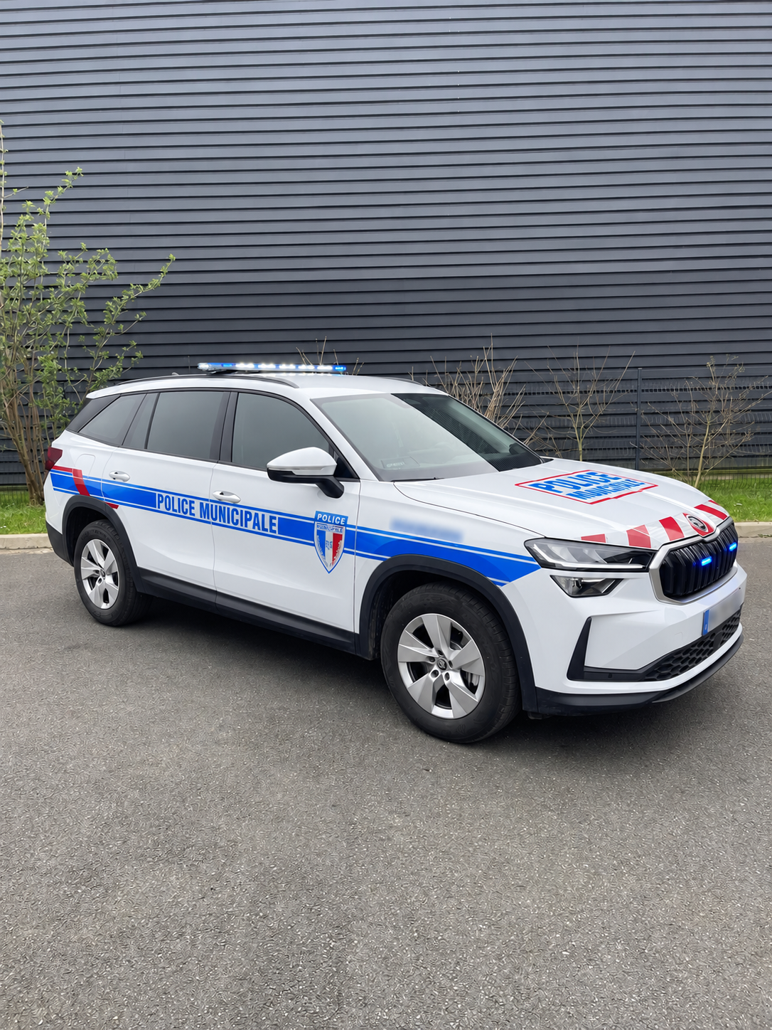 Skoda Kodiaq aménagé pour la Police Municipale par VASA PRO, vue trois-quarts